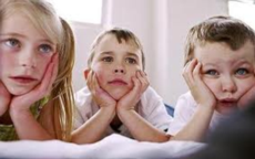 Παιδιά που παρακολουθούν τηλεόραση